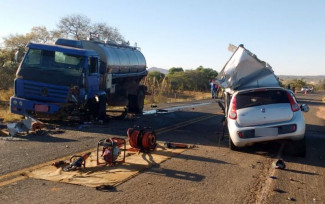 Acidente entre caminhão de leite e carro deixa motorista morto na GO-040, em Cromínia — Foto: Corpo de Bombeiros/Divulgação