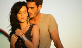 Katy Perry e Josh Kloss no clipe de 'Teenage Dream' (Foto: Reprodução/YouTube)