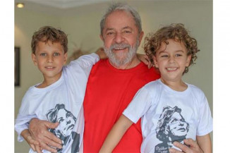 O ex-presidente ao lado de Pedro e Arthur (Foto: Reprodução/ Instagram @lulaoficial)