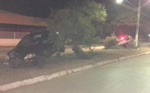 Abalada mulher persegue seu marido pela Avenida Brasília, e acaba provocando duplo capotamento