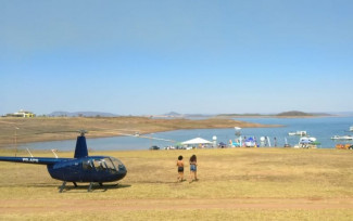 Bombeiros trabalhavam em um evento que acontecia no lago e fotografaram o helicóptero antes da queda — Foto: Corpo de Bombeiros/Divulgação