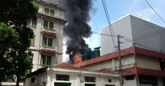 Fogo atinge área de equipamentos de ar-condicionado em shopping em Santos, SP — Foto: G1 Santos