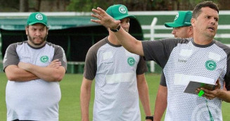 Rafael Teixeira Rocha, de 38 anos, à esquerda de braços cruzados (Foto: Reprodução/Goiás E.C.)