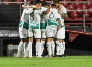 Goiás comemora o gol contra o São Paulo (Foto: Marcos Ribolli)