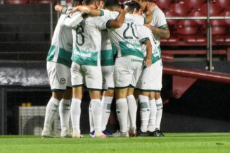 Goiás comemora o gol contra o São Paulo (Foto: Marcos Ribolli)