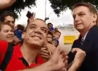 Eleitor entregou um currículo para o presidente Bolsonaro e disse que o amava (Foto: Reprodução)