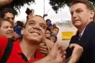 Eleitor entregou um currículo para o presidente Bolsonaro e disse que o amava (Foto: Reprodução)