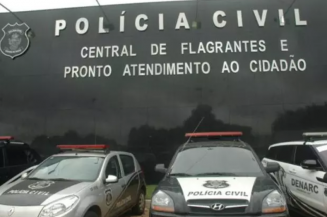Casal é preso suspeito de abandonar criança deficiente para vender drogas, em Goiânia (Foto: Reprodução)
