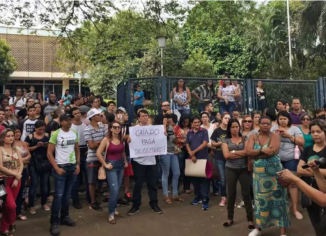 Professionais da Educação da rede estadual fizeram manifestação na Seduce | Foto: Thaís Lobo/Mais Goiás