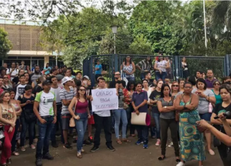 Professionais da Educação da rede estadual fizeram manifestação na Seduce | Foto: Thaís Lobo/Mais Goiás