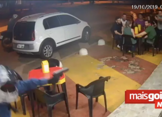 Uma tentativa de assalto a um pit dog que funciona no Parque das Laranjeiras, em Goiânia, por pouco não terminou em tragédia na madrugada deste domingo (20).