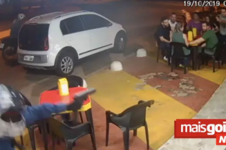 Uma tentativa de assalto a um pit dog que funciona no Parque das Laranjeiras, em Goiânia, por pouco não terminou em tragédia na madrugada deste domingo (20).