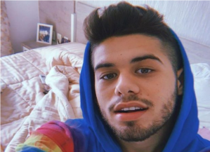 Em vídeos publicados em seu Instagram na terça-feira (22), o artista contou que foi diagnosticado com espondilite, um tipo de artrite inflamatória, que ainda não tem cura conhecida.