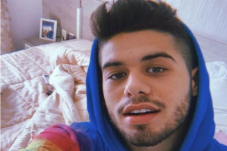 Em vídeos publicados em seu Instagram na terça-feira (22), o artista contou que foi diagnosticado com espondilite, um tipo de artrite inflamatória, que ainda não tem cura conhecida.
