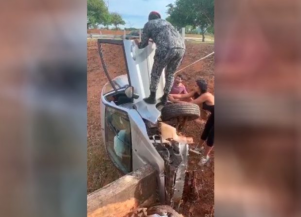 Policial resgasta mulher após acidente na Avenida das Nações, em Brasília. (Foto: Reprodução/Redes Sociais)