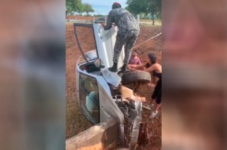 Policial resgasta mulher após acidente na Avenida das Nações, em Brasília. (Foto: Reprodução/Redes Sociais)