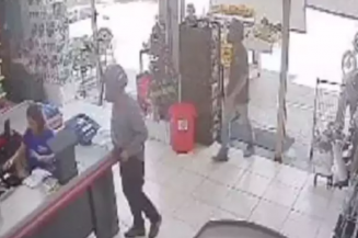 Policial de férias prende assaltante de supermercado (Foto: Reprodução)