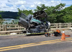Colisão envolveu dois carros, um caminhão e um ônibus. Rodovia está bloqueada nos dois sentidos (Foto: Zap Catalão)