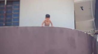 Menino, de 1 ano e 8 meses, usou cadeira para subir em sacada (Foto: Reprodução/PMDF)