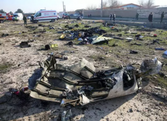 Restos de um avião pertencente à Ukraine International Airlines, que caiu após decolar do aeroporto Imam Khomeini no Irã, são vistos nos arredores de Teerã, no dia 8 de janeiro de 2020.