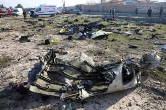 Restos de um avião pertencente à Ukraine International Airlines, que caiu após decolar do aeroporto Imam Khomeini no Irã, são vistos nos arredores de Teerã, no dia 8 de janeiro de 2020.