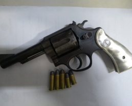 Dupla é presa pela CPT, com arma de fogo no São Benedito; durante abordagem, ambos afirmaram estar a procura de um desafeto