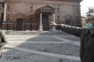 Pessoas usam máscaras de proteção para evitar o contágio pelo novo coronavírus em Codogno, na Itália / Foto: AP Photo/Luca Bruno