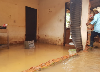 Córrego Josefa Gomes de Formosa subiu com a chuva e alagou seis casas (Foto: BMGO/ Divulgação)