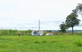 Corpo de mulher é encontrado em lote abandonado de Santa Helana de Goiás — Foto: Reprodução/TV Anhanguera