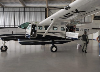 Polícia apreende avião com 600 kg de cocaína que saiu de Goiânia para Pernambuco (Foto: PM/ Divulgação)