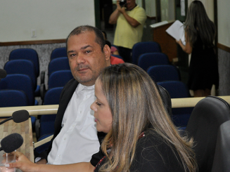 Vereador Wenner Patrick e Vereadora Roberta Brito, durante sessão na Câmara - Foto: Elias Lopes