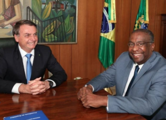 O presidente Jair Bolsonaro (sem partido) e Carlos Alberto Decotelli da Silva, novo ministro da Educação Imagem: Reprodução/Facebook