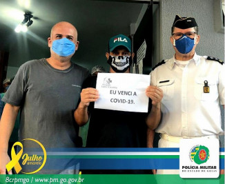 Ricardo Rocha à esquerda, no centro Soldado Rocha ao lado de oficial. Foto: Polícia Militar