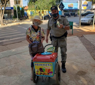 Sra. Albertina ao lado do Capitão Couto. Foto: Reprodução Facebook