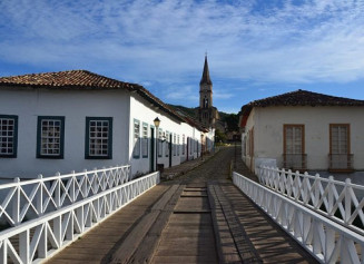 Vista da Casa de Cora e da Igreja do Rosário na Cidade de Goiás (Foto: reprodução/Internet)