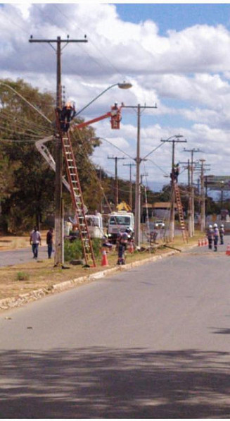 Funcionário da Enel e de uma empresa de Internet, reparam a rede afetada. Foto: Divulgação Redes Sociais