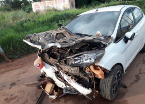 Condutora perde os sentidos, e colide na traseira de caminhão no Jardim Oliveira