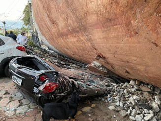Carro amassado por caixa d'água que desabou em Diadema, na Grande SP, neste domingo (23) — Foto: Abraão Cruz/TV Globo