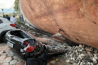 Carro amassado por caixa d'água que desabou em Diadema, na Grande SP, neste domingo (23) — Foto: Abraão Cruz/TV Globo