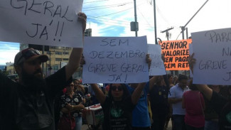 Servidores pedem o pagamento do salário de dezembro e décimo terceiro (Foto: Mais Goiás)