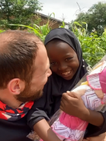 Criança órfã da Nigéria ganha boneca de presente e contagia todos com a sua felicidade