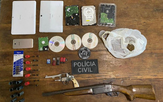 Operação Luz na Infância 7 apreende armas, CDs, disquetes, pen-drives, tablets e celulares, em Goiás — Foto: Polícia Civil/Divulgação