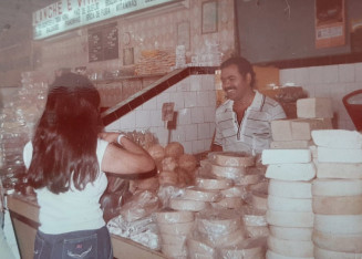 Seu Jeremias no mercado com cliente