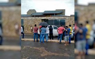 Roubo na casa do prefeito causou curiosidade da população em Itaguaru — Foto: Reprodução/TV Anhanguera