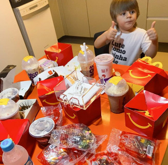 Com o celular da mãe, Tom, de 3 anos, encomendou R$ 400 em lanches no McDonald's, no Recife, e dividiu comida com a família — Foto: Raíssa Wanderley Andrade/ WhatsApp