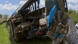 Acidente entre ônibus e caminhão deixou dezenas de mortos em rodovia de Taguaí (SP) — (Foto: Reprodução/TV TEM)