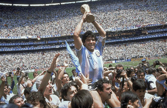 Diego Maradona ergue a Copa do Mundo após vitória da Argentina sobre a Alemanha Ocidental em 1986, na Cidade do México — Foto: Carlo Fumagalli/AP/Arquivo