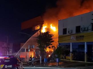 Bombeiros tentam combater incêndio em lojas na região central de Cuiabá — Foto: Jorge Sírio/TVCA