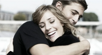 Precisamos de menos Whatsapp e mais abraços!