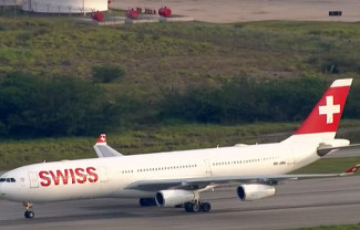 Avião com dois milhões de doses da CoronaVac chega ao Aeroporto Internacional de Guarulhos, em São Paulo (Imagem: Reprodução/TV Globo)